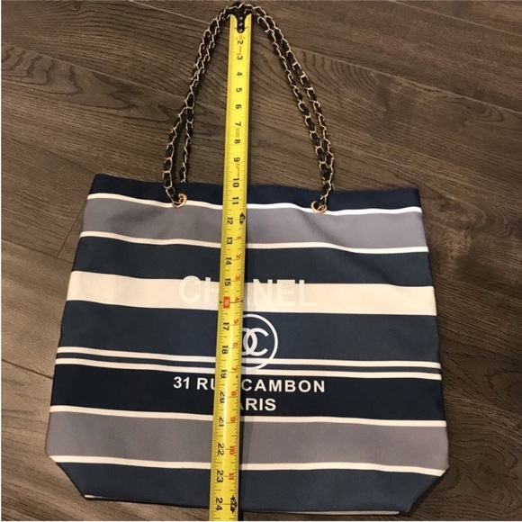 Chanel gift tote - Picture 9 of 10